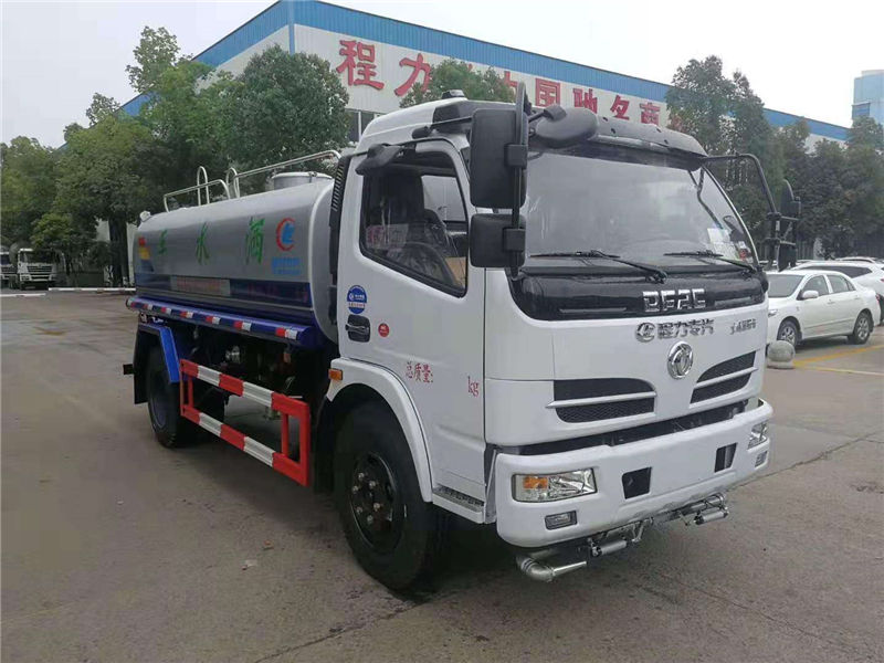 2019.6.8 郑州王总订购一台8吨东风多利卡洒水车