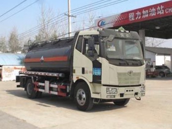 国五解放J6单桥腐蚀性物品罐式运输车
